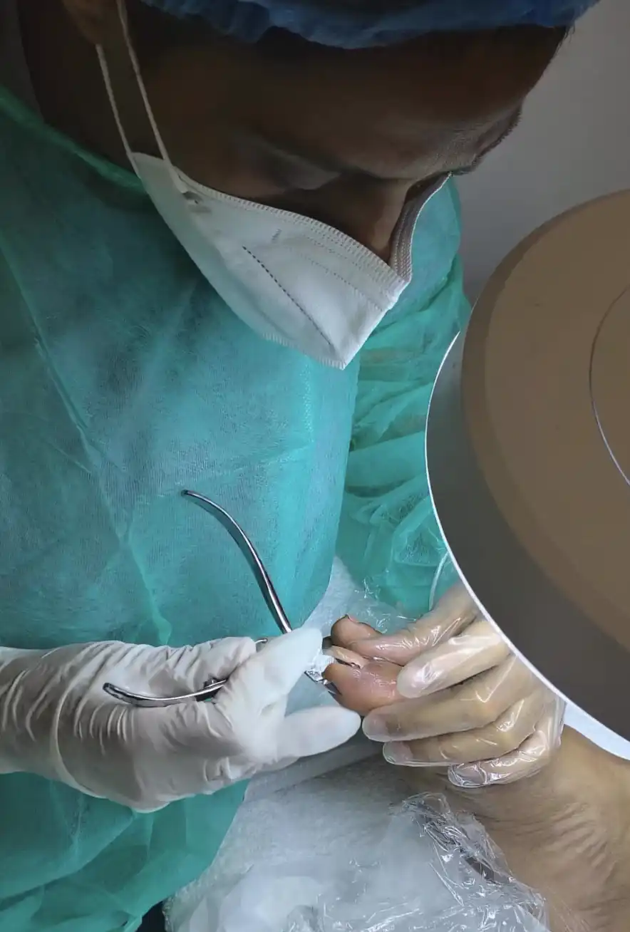 Lucrécia Lins em atendimento de pedicure terapêutica
